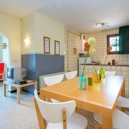 Modern In With Swimming Pool Апартаменти *